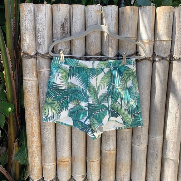 MINKPINK Palm fronds banana leaf shorts M - Picture 5 of 14